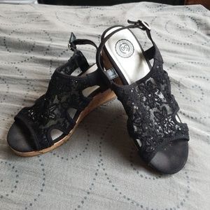 Size 4 SO Grove black wedges